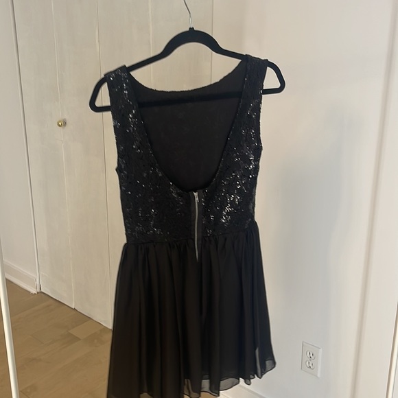 Backless black dress with sequins - Picture 2 of 2